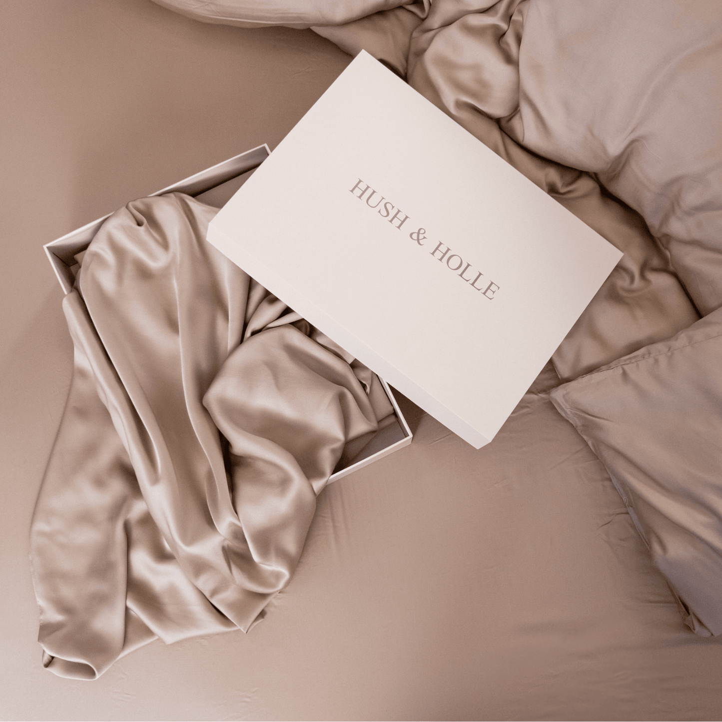 Greige Verpackung von Hush & Holle mit Bettwäsche