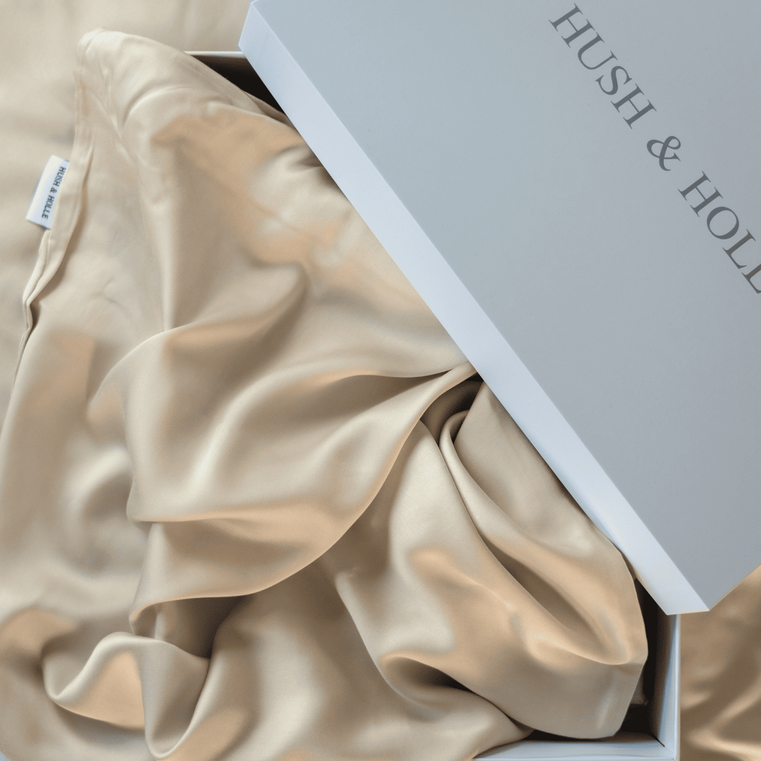 Cremeweiße Bambus Bettwäsche von HUSH & HOLLE in Versandverpackung.