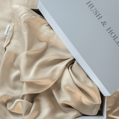 Cremeweiße Bambus Bettwäsche von HUSH & HOLLE in Versandverpackung.