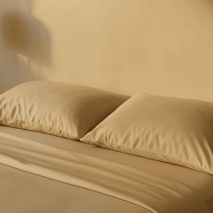 Cremeweiß , seidige Bambus-Kopfkissen von HUSH & HOLLE im sanften Tageslicht, elegant und glatt.




