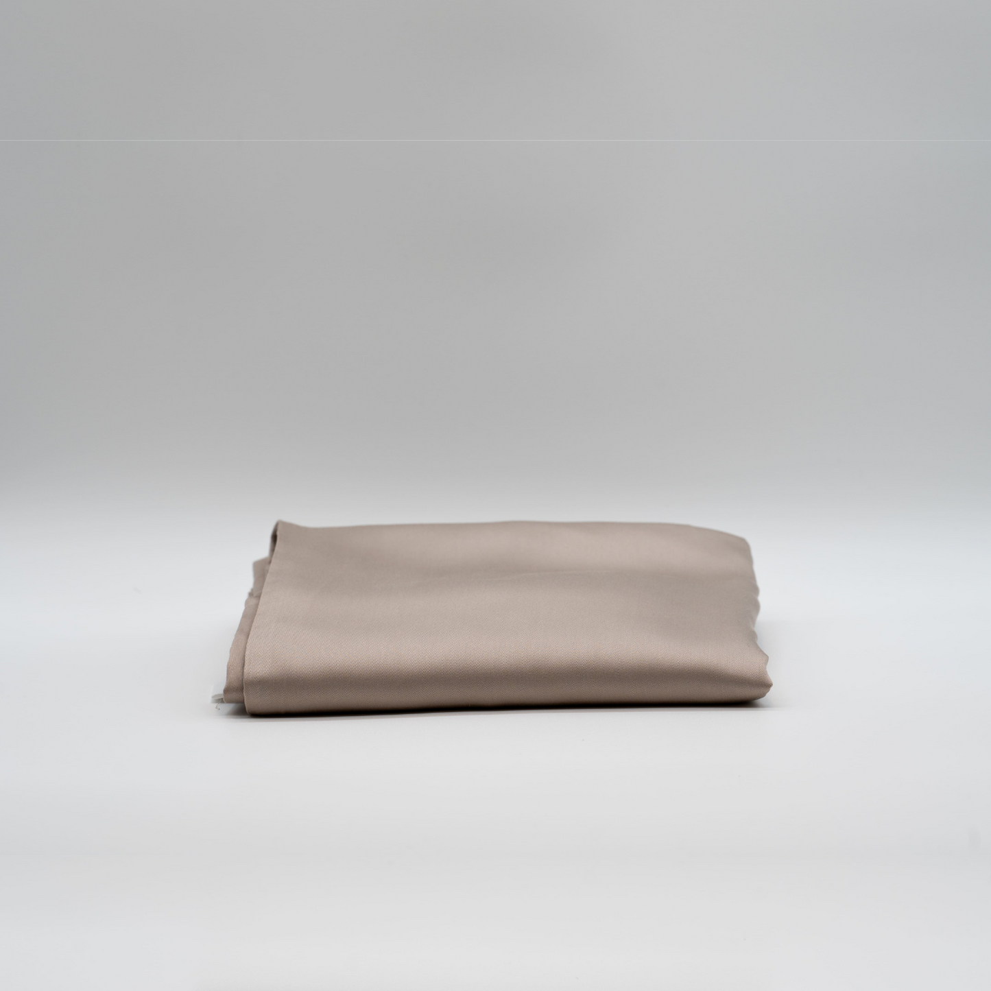 Ein Spannbettlaken in Greige von Hush & Holle