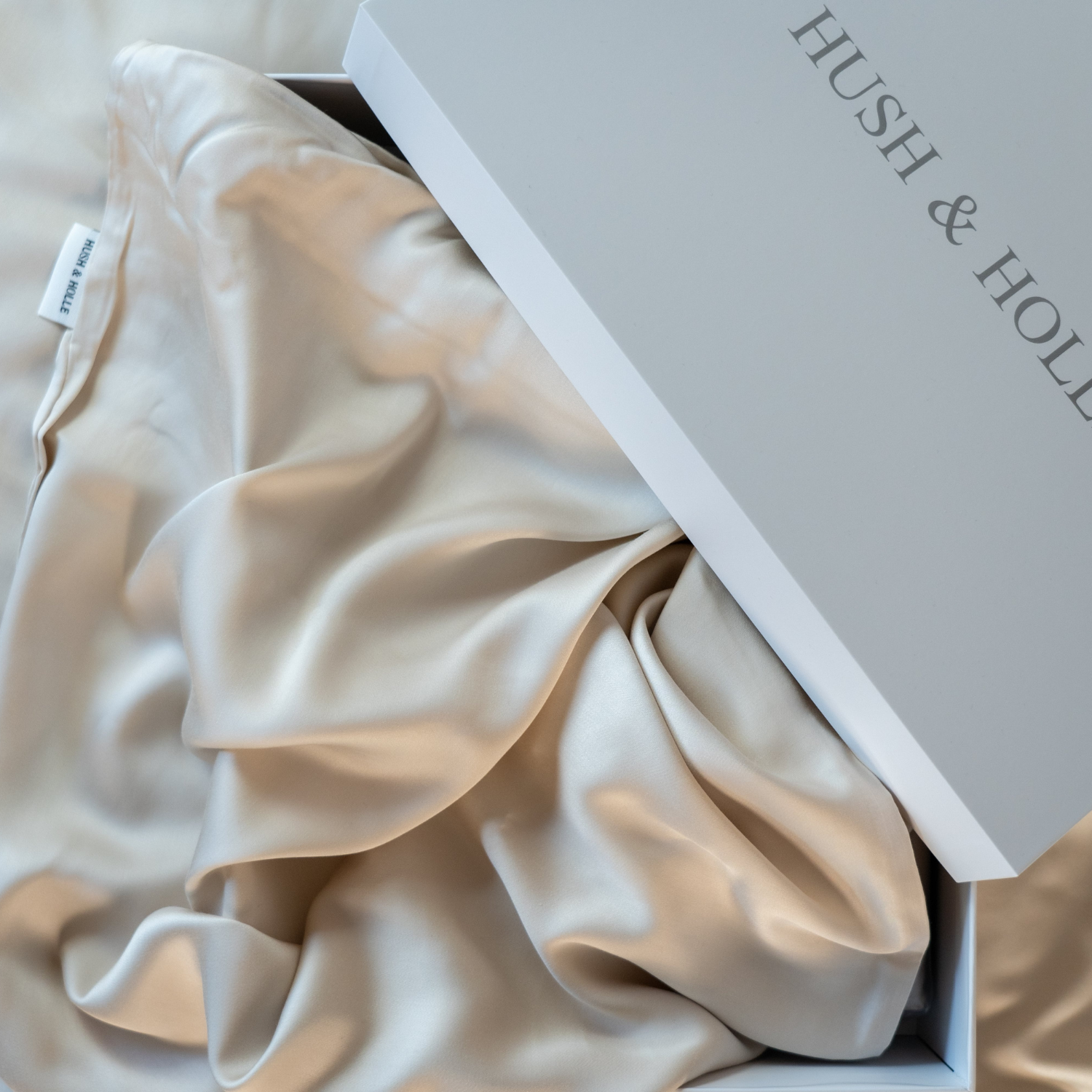 Verpackung von Hush & Holle mit Bettwäsche in Cremeweiss