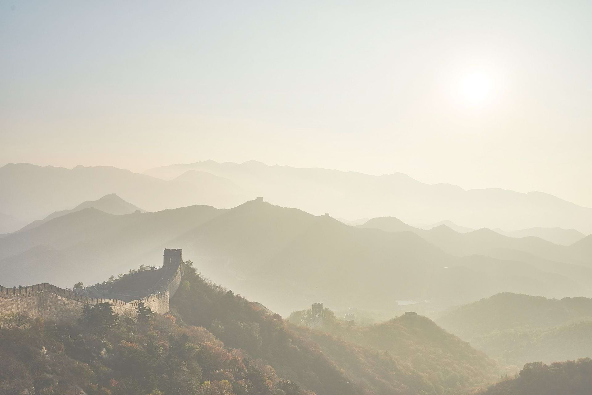Malerische Landschaft in China mit der Chinesischen Mauer im Morgennebel, Symbol für die Herkunft der nachhaltigen Materialien von HUSH & HOLLE